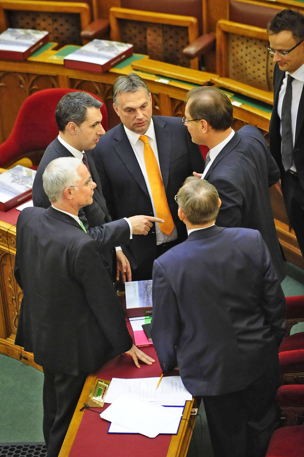 Orbán a régi-új kormány tagjainak gyűrűjében