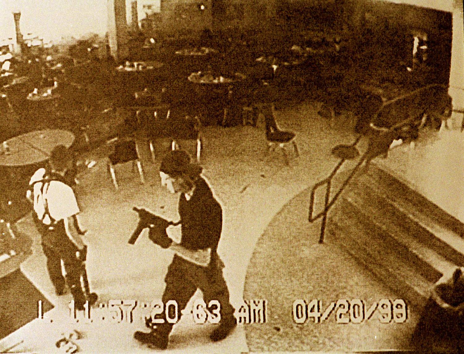 A két tömeggyilkos kamasz a Columbine középiskolában (Reuters - Gary Cascey)