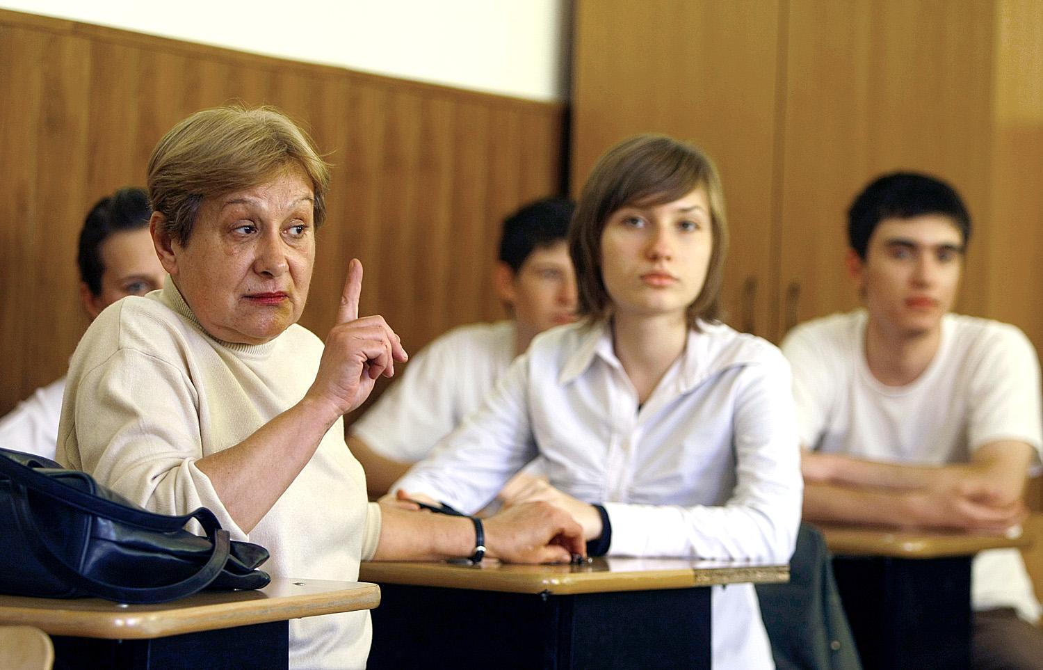 Román tanár az iskolapadban