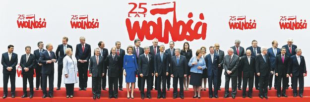 Európai államfők – a bal szélen Áder János – és Barack Obama amerikai elnök (középen) a lengyelországi rendszerváltás 25. évfordulóját ünnepelték Varsóban