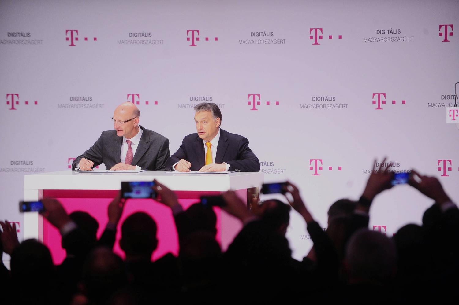 Orbán Viktor és Timotheus Höttges Deutsche Telekom vezérigazgatója partnerségi együttműködési megállapodást ír alá