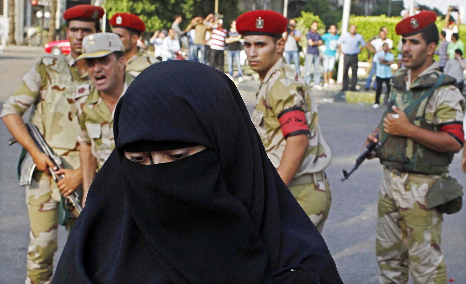 A katonák a Muzulmán Testvériség mellett tüntető nőt parancsolnak fel a járdára Kairóban