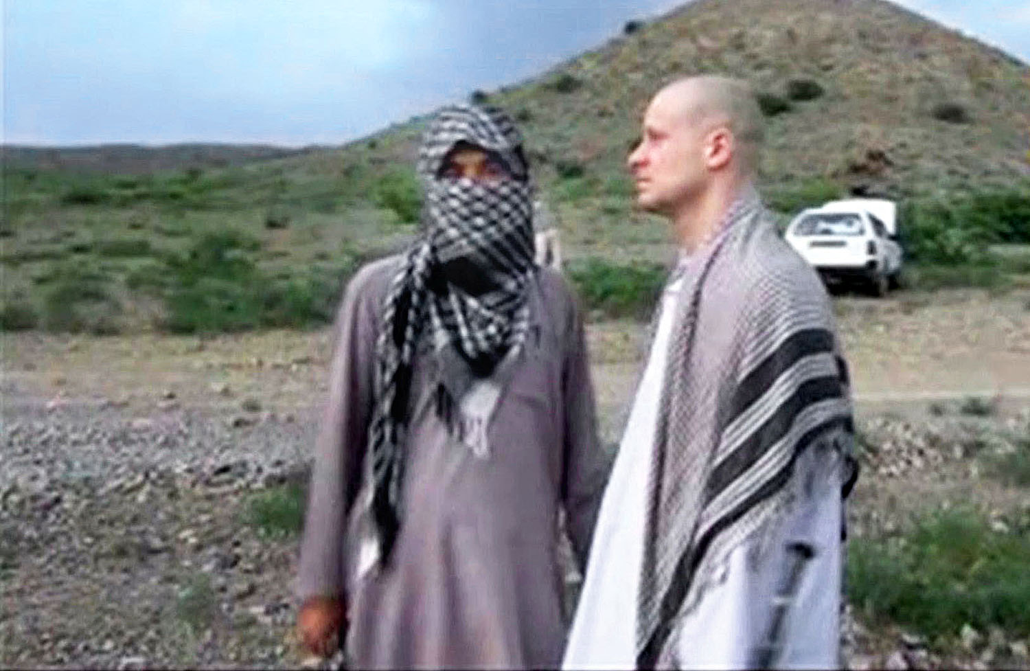 A filmkockán Bergdahl egy tálib harcos kíséretében vár a szabadító helikopterre