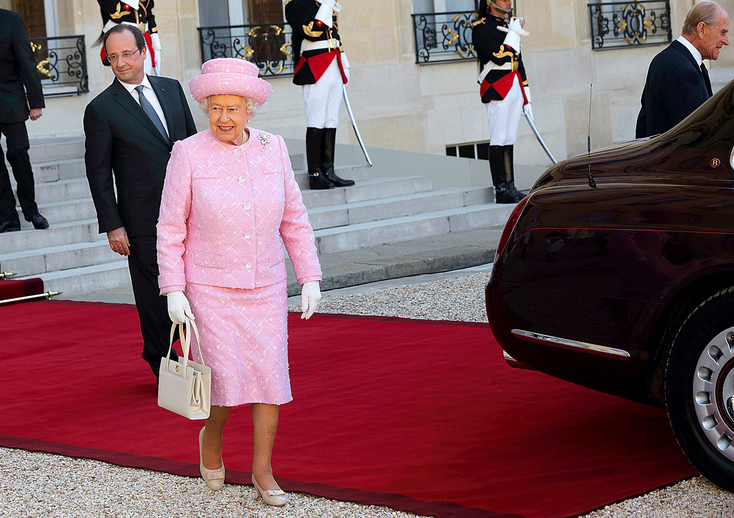 Hollande kíséri Erzsébet brit királynőt