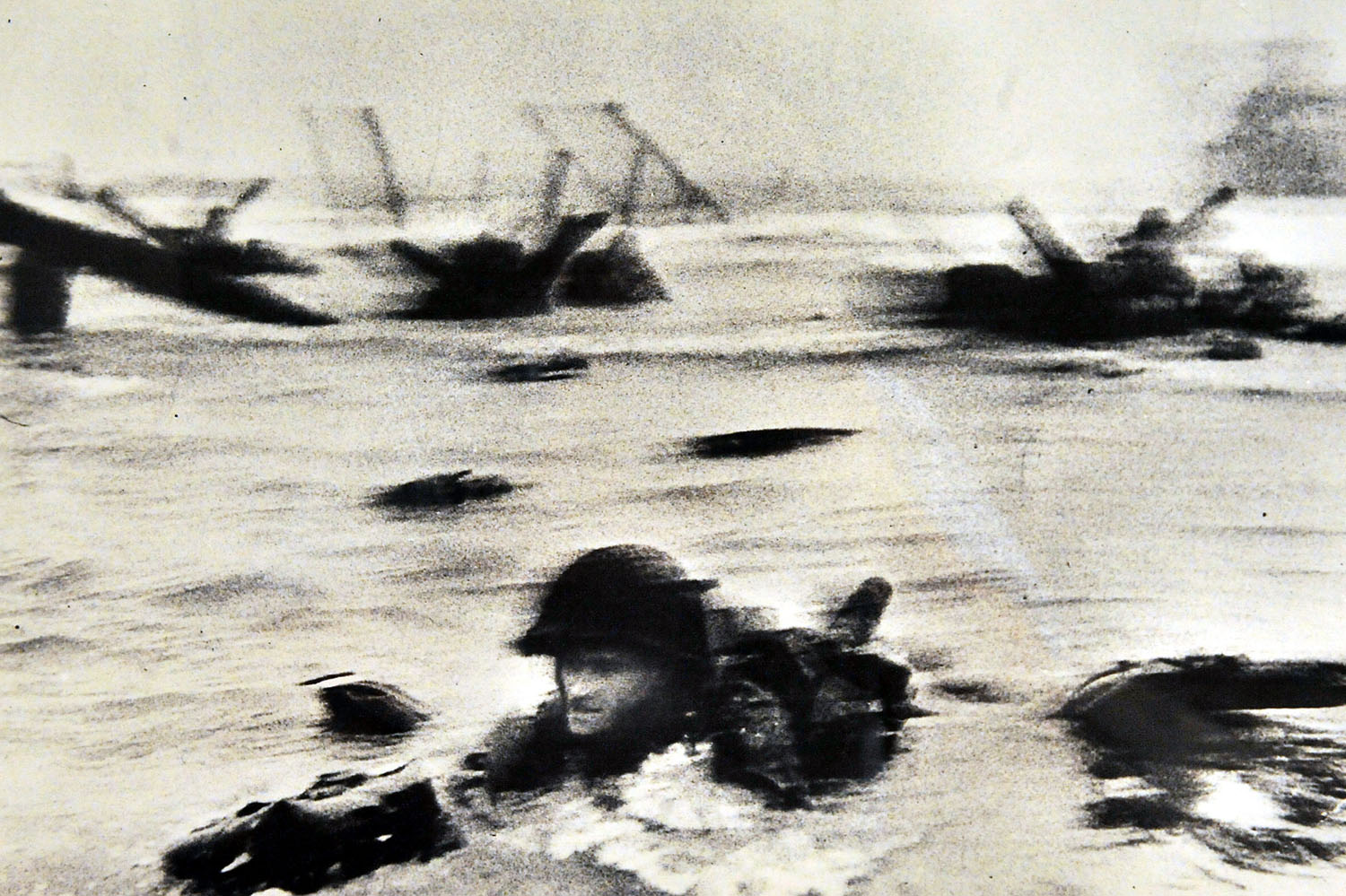 Robert Capa: A D-napon partra szálló amerikai csapatok első hulláma Normandia, Colleville-sur-Mer közelében (Omaha Beach, 1944. június 6.) című képe