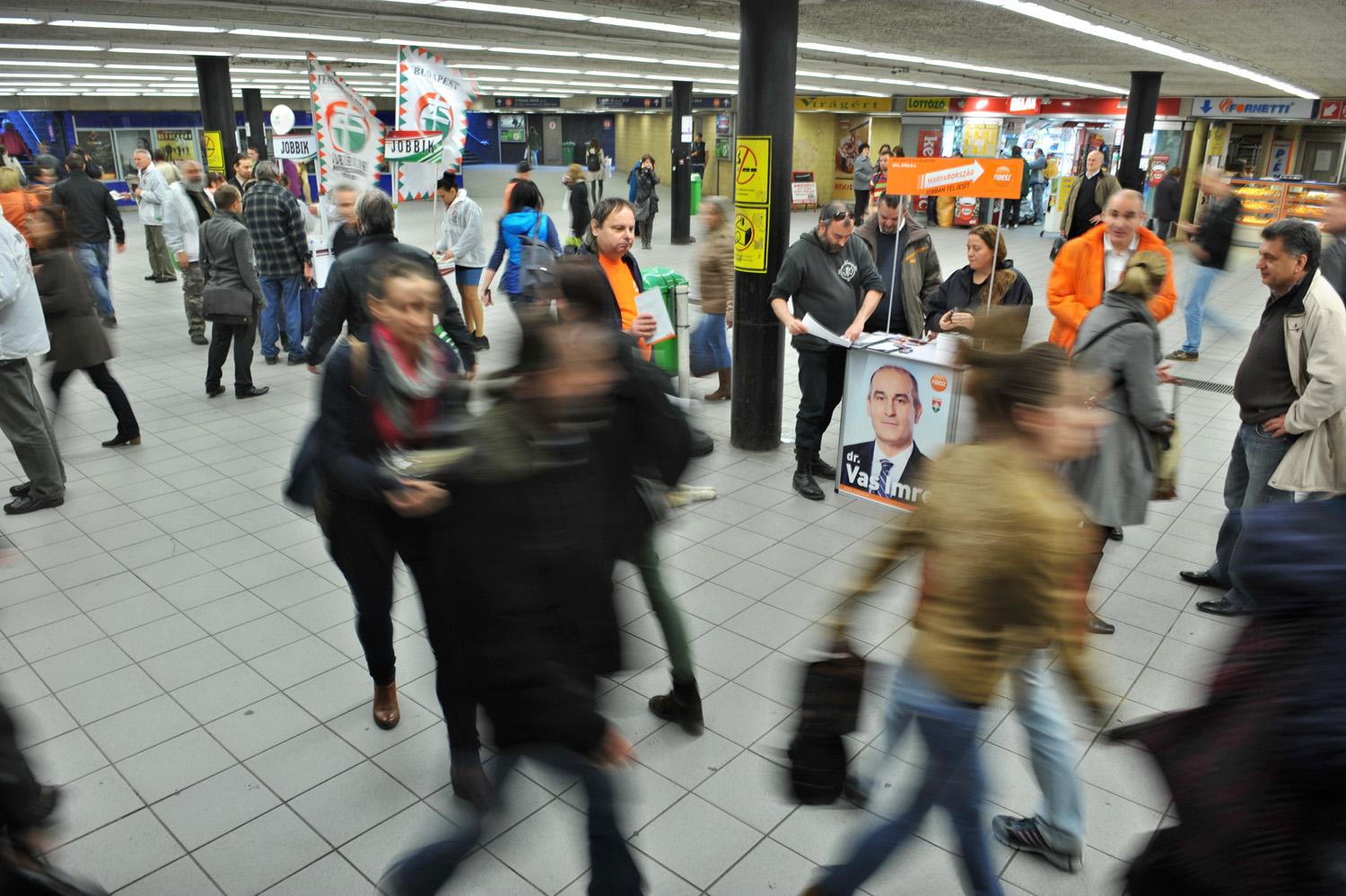 A Jobbik és a Fidesz ajánlásokat gyűjt az aluljáróban