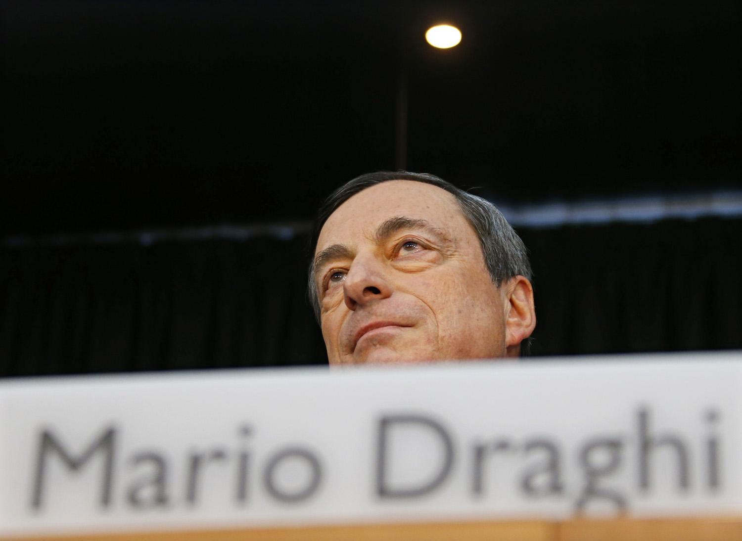 Draghi magyarázza a negatív kamatot
