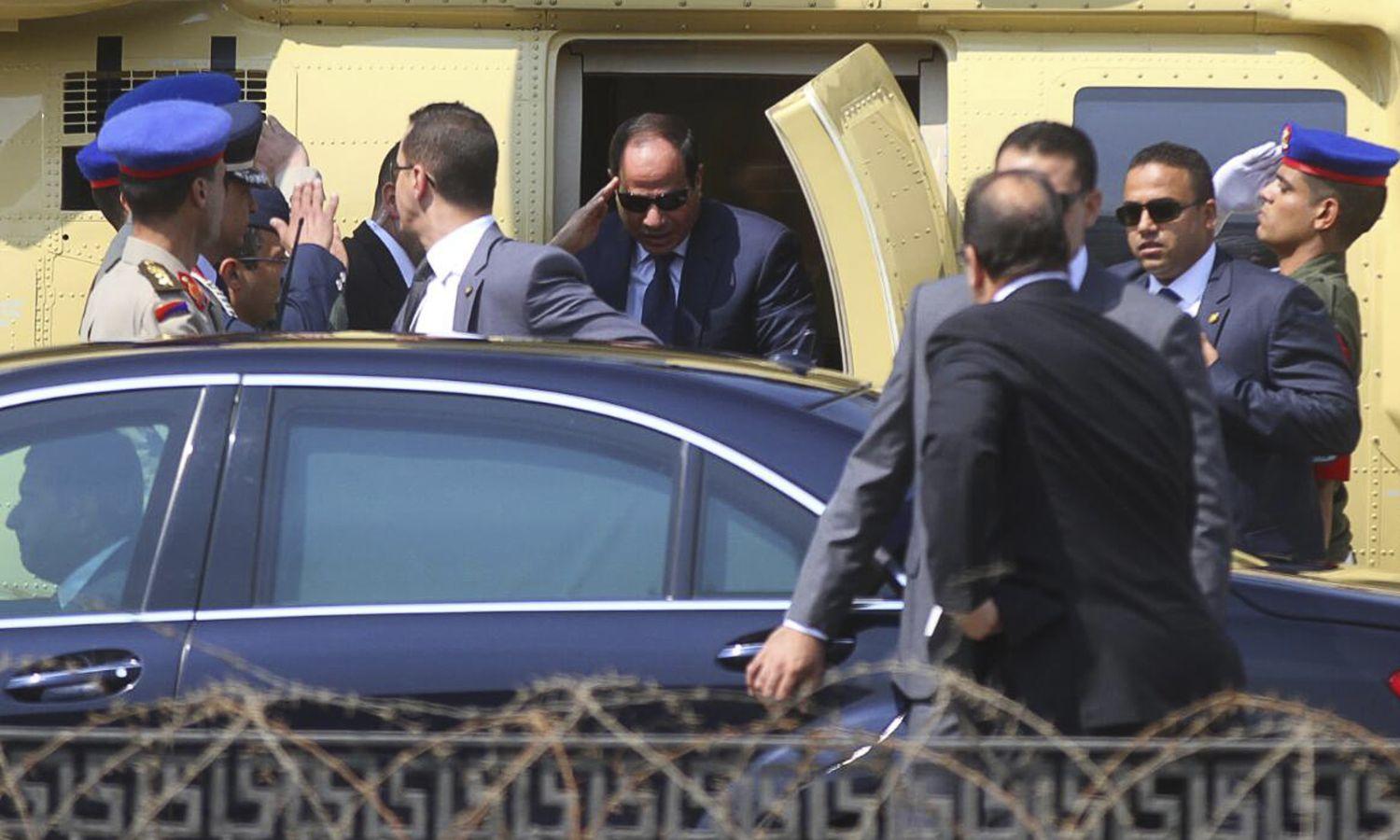 El-Sziszi tábornok (napszemüvegben) katonai helikopterrel érkezik, az elnöki limuzinnal távozik az eskütétele felé (Fotó: Al Youm Al Sabaa Newspaper / Reuters)