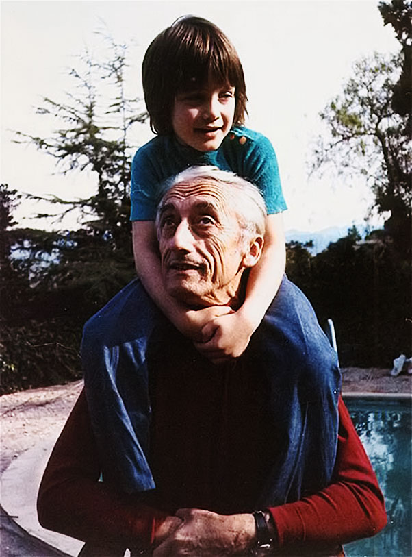 Fabien a világhírű nagypapa nyakában 1970-ben 