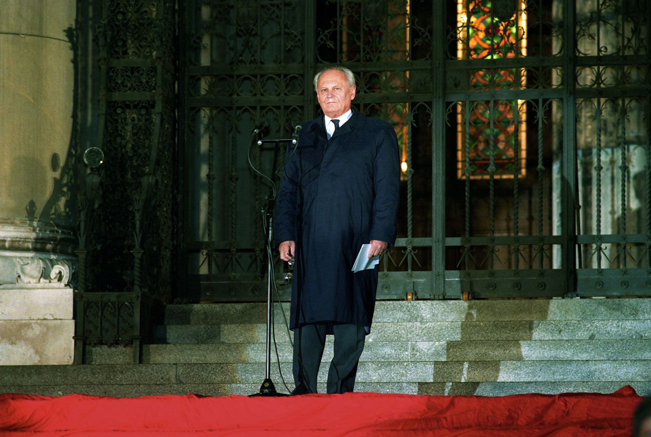 1992. október 23., Göncz Árpád a Parlament előtt – nem mondhatta el a beszédét