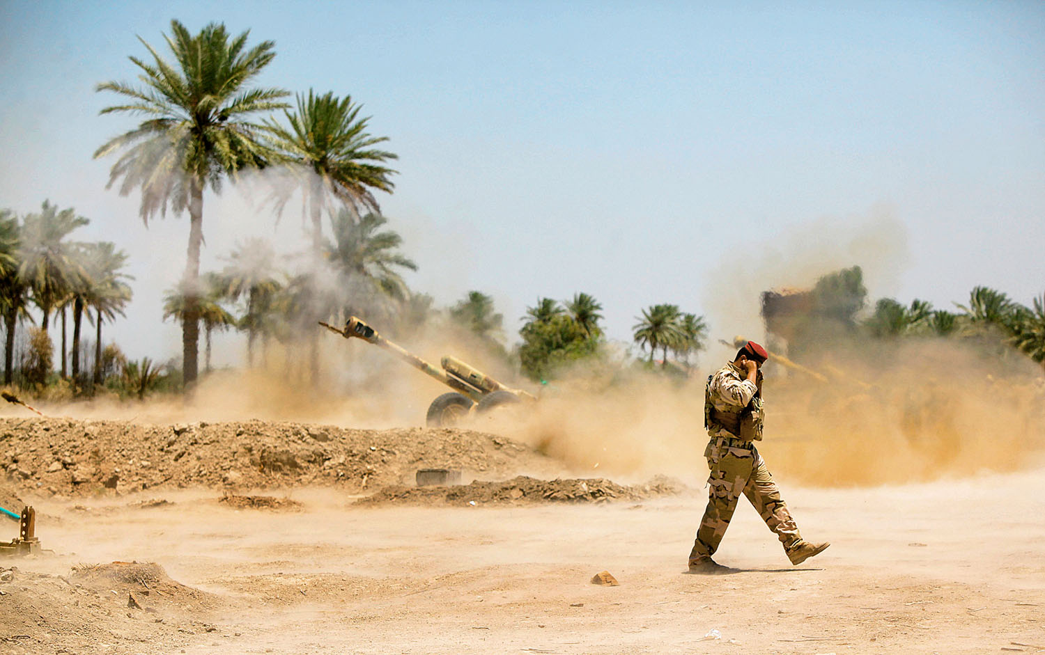 Minden erőt bevetnek. Iraki kormányerők tüzérséggel lövik a dzsihádista felkelőket Bagdadtól hatvan kilométerre délnyugatra