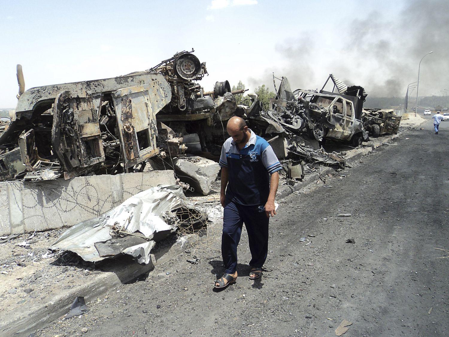 Az iraki hadsereg kiégett járművei a szunita radikálisok által kontrollált területen