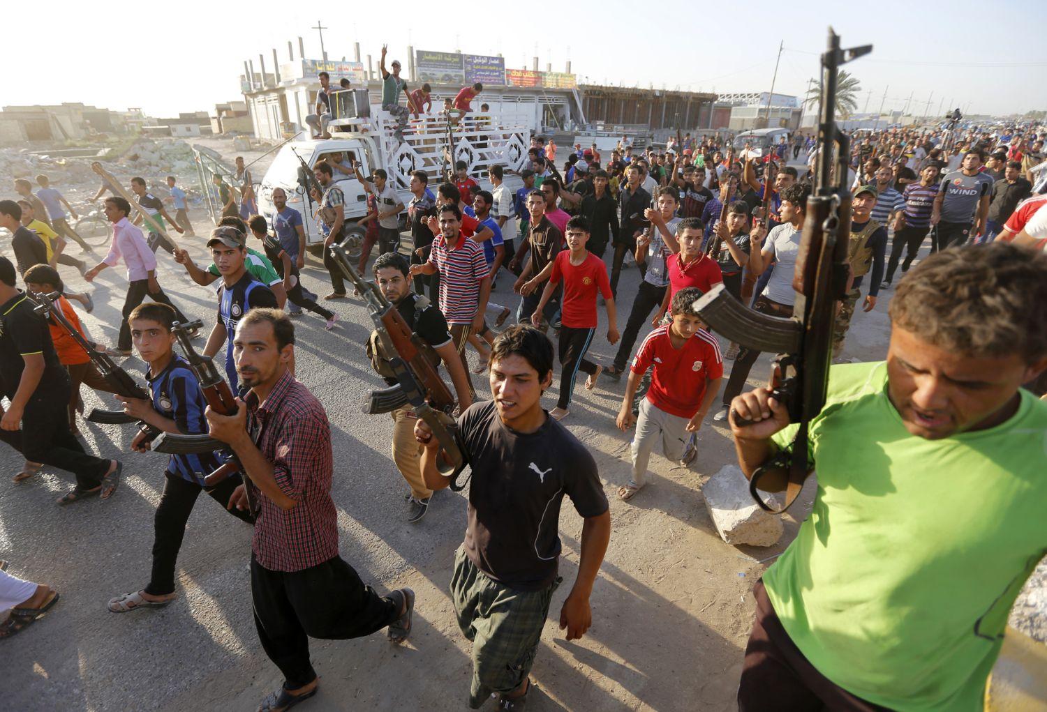 Önkéntesek vonulnak harcba a terroristák ellen Bagdad utcáin át - az Isis már nincs messze