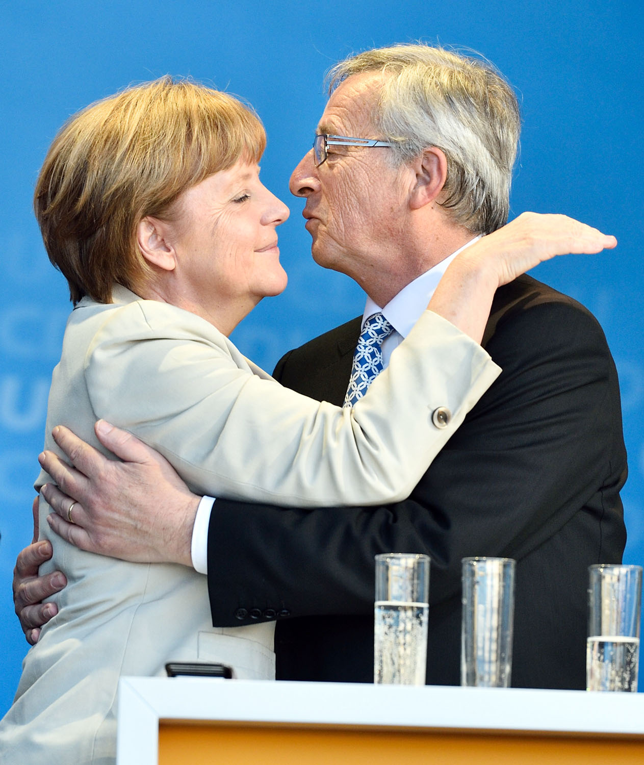 Ölelés és támogatás. Angela Merkel is kiáll Jean-Claude Juncker mellett