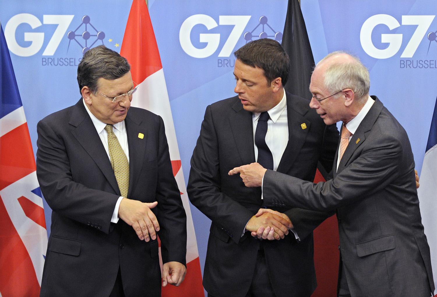 Renzit (középen) győzködik, hogy nem álljon át a Juncker-ellenesek táborába