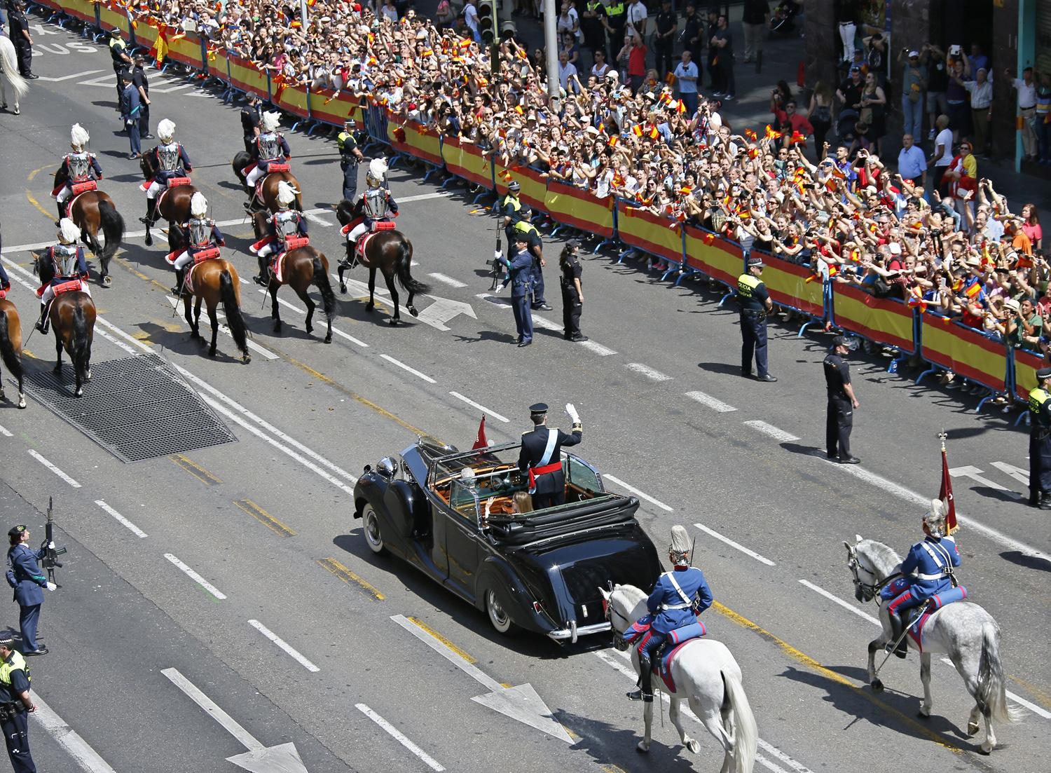 Az új király parádézik Madridban