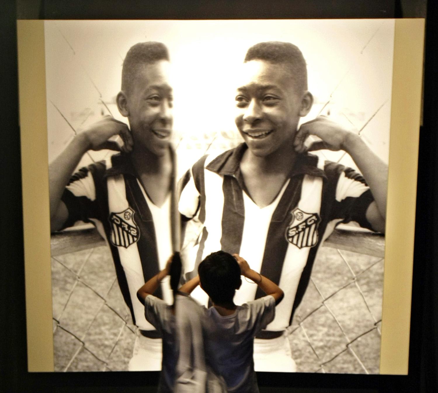 Egy kisfiú csodálja Pelé fotóját a riói focimúzeumban