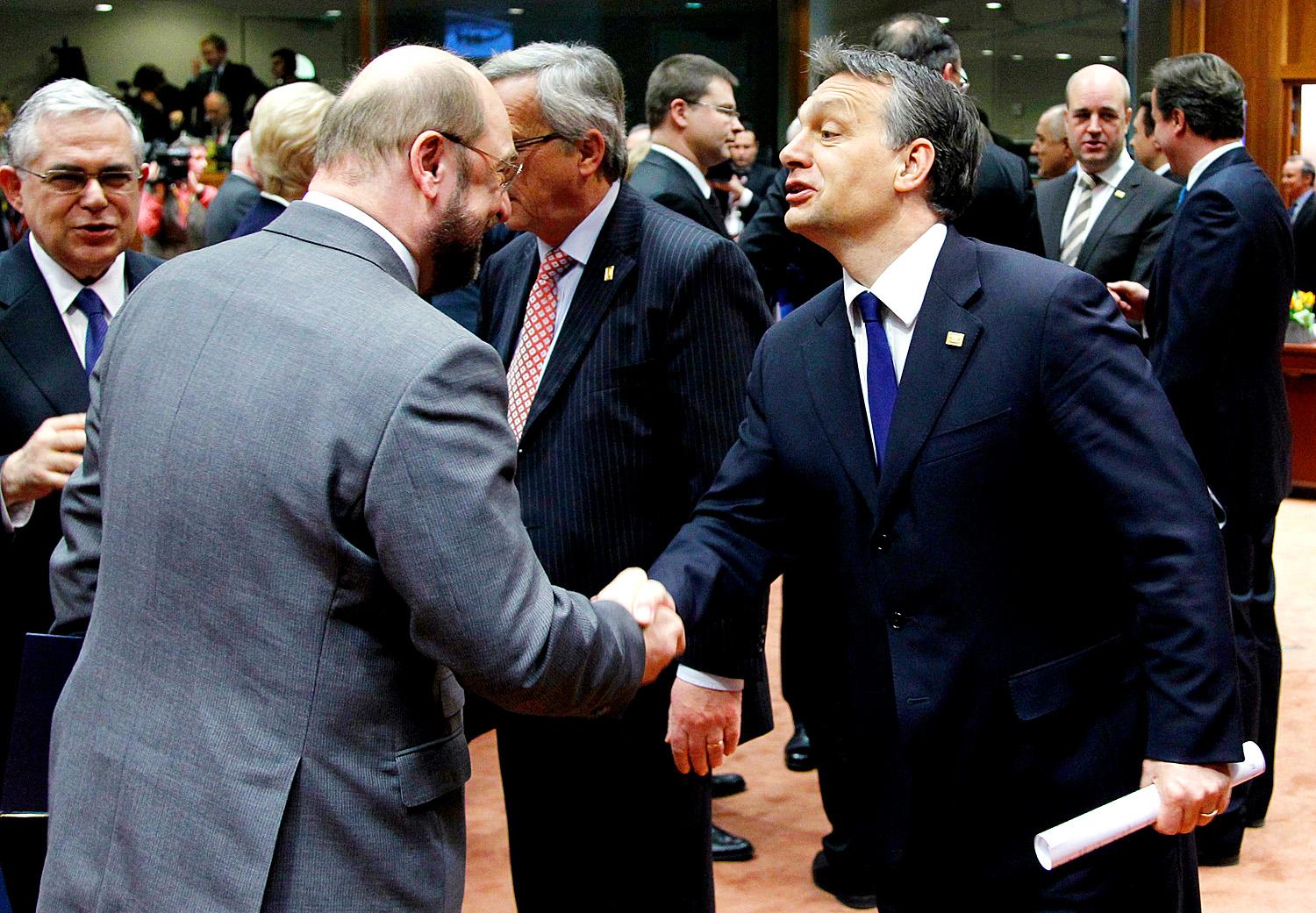 Maximum udvarias viszony - Orbán és Schulz egy 2012-es EU-csúcson, a háttérben Juncker