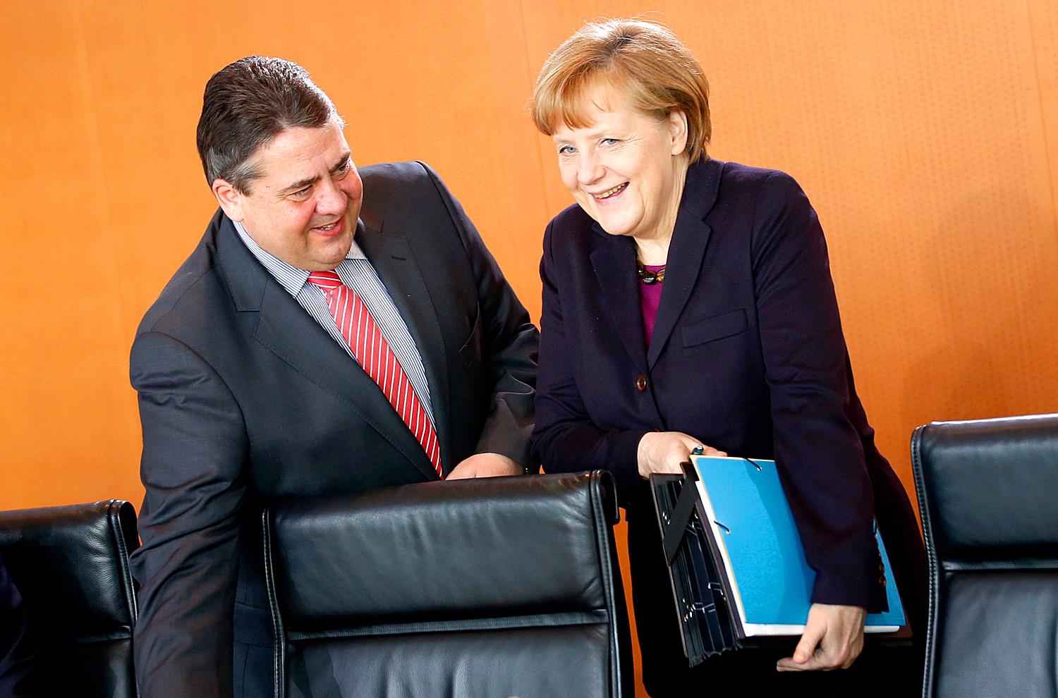 A berlini koalíció belső békéje határozza meg a brüsszeli posztok leosztását? A képen Merkel és szociáldemokrata helyettese, Gabriel
