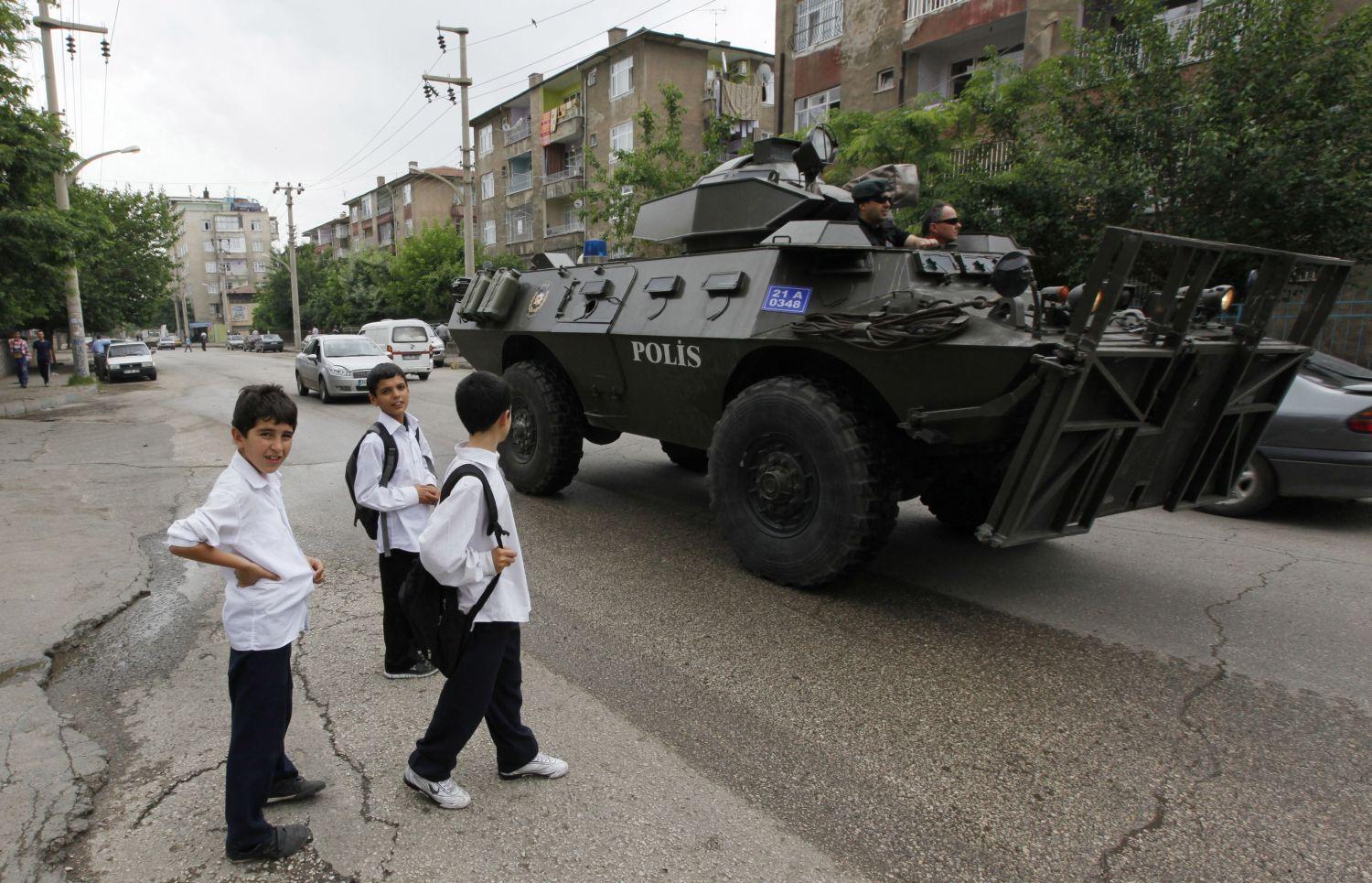 Járőröző páncélos a törökországi kurdok nem hivatalos fővárosában