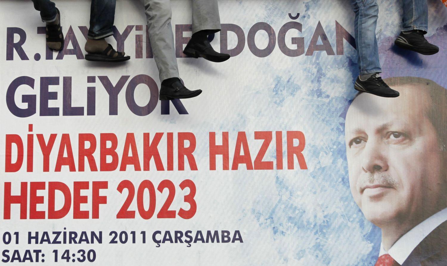 Erdogan hívei hallgatják a kormányfőt diyarbakiri kampányrendezvényén
