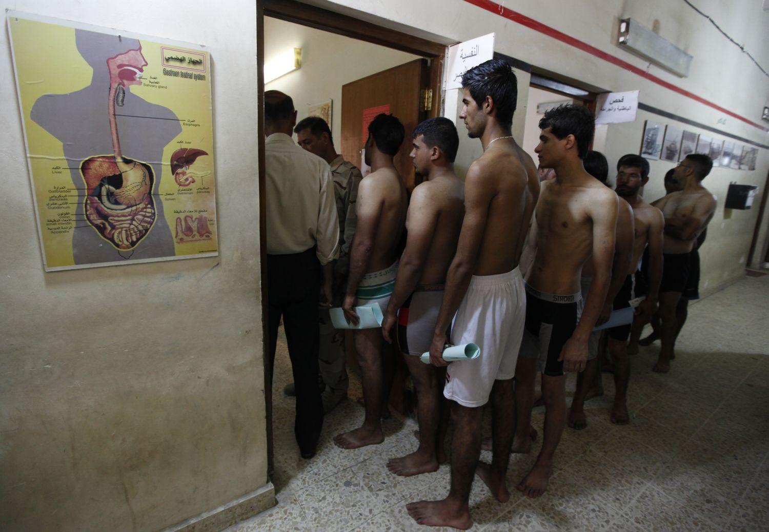 Az iraki hadsereg önkéntesei várnak az orvosi vizsgálatra