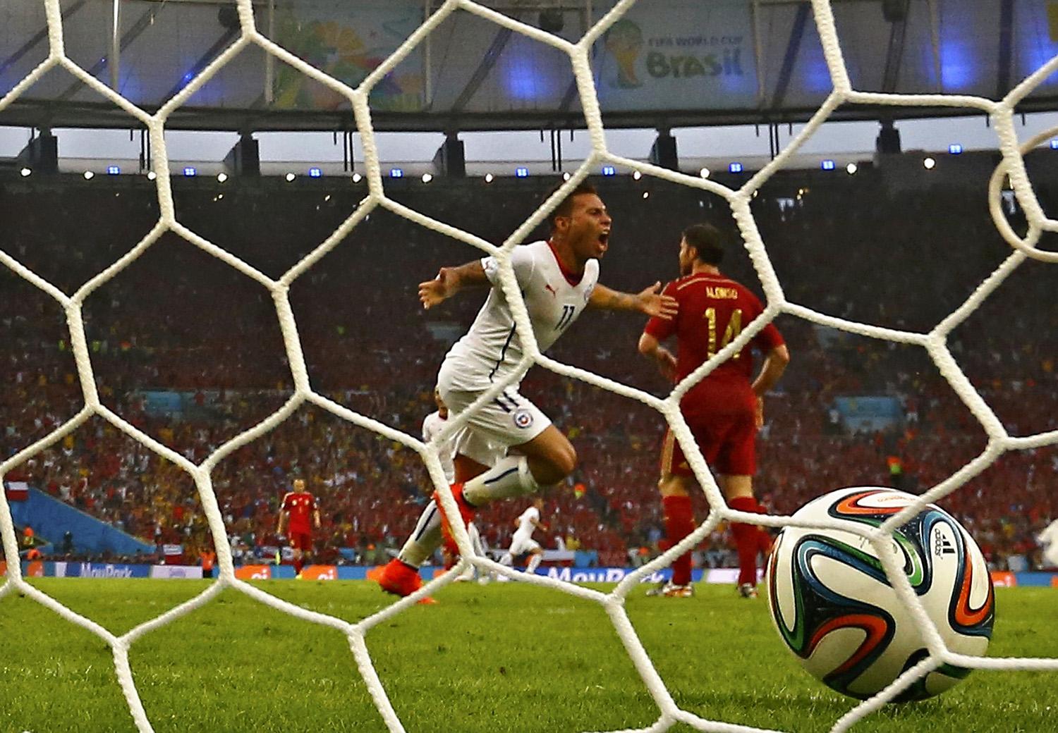 Chile első gólja a spanyol kapuban