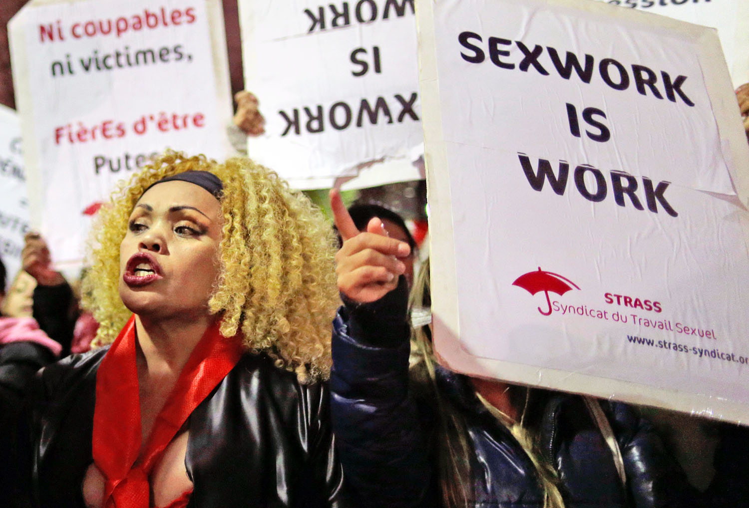 „A szexmunka is munka” felirattal tüntetnek prostituáltak Párizsban a vendégeket pénzbírsággal sújtó új törvény ellen
