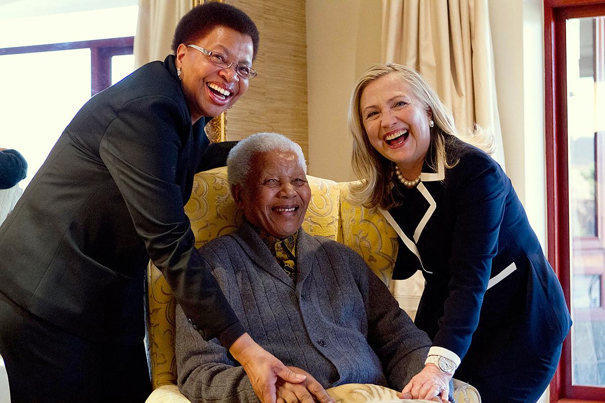 Madiba-ing, Graca Machel és Hillary Clinton. Visszahúzódó közvetlenség