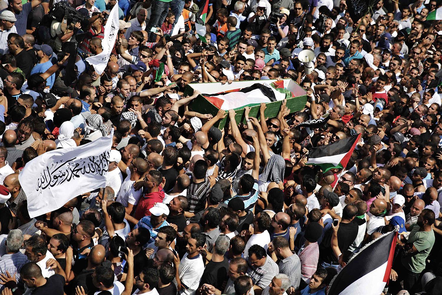 A temetési menet Shuafatban