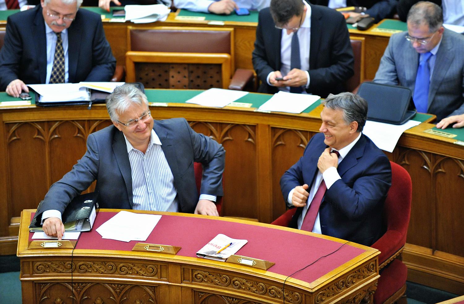 Semjén és Orbán feszülten figyelik a törvényhozás munkáját