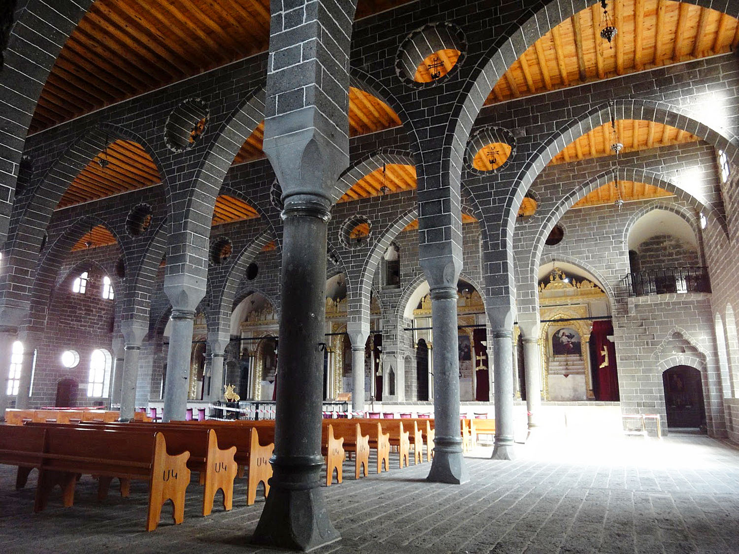 Az újjáépített örmény keresztény templom. Sokan itt találják meg gyökereiket