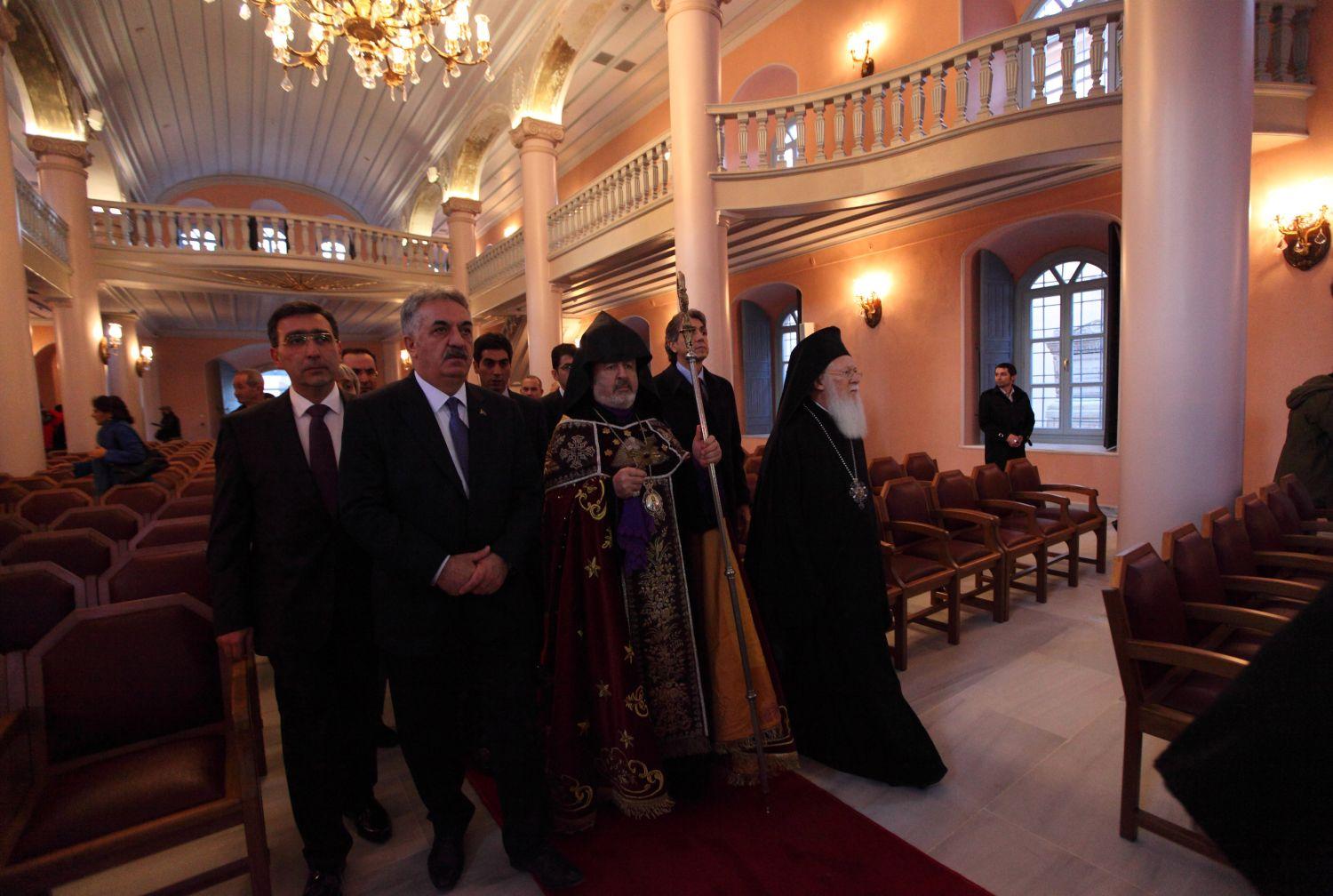 Új idők: a törökországi örmények püspöke és a török állam minisztere egymás mellett egy isztambuli ortodox templomban
