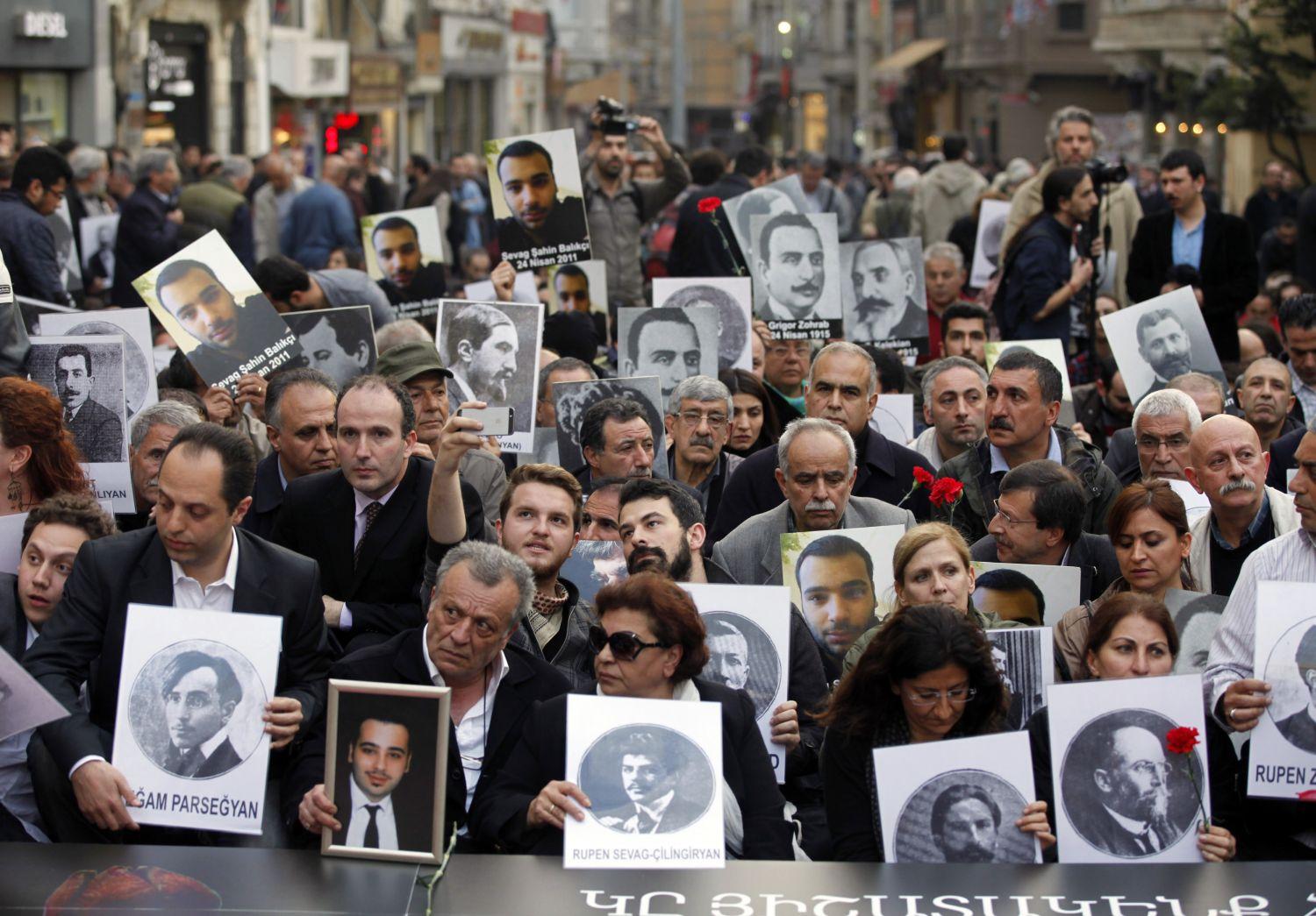 Az örmény népirtás 99. évfordulóján tüntetnek a kisebbség tagjai Isztambulban - pár nappal Erdogan kormányfő feléjük tett gesztusát követően