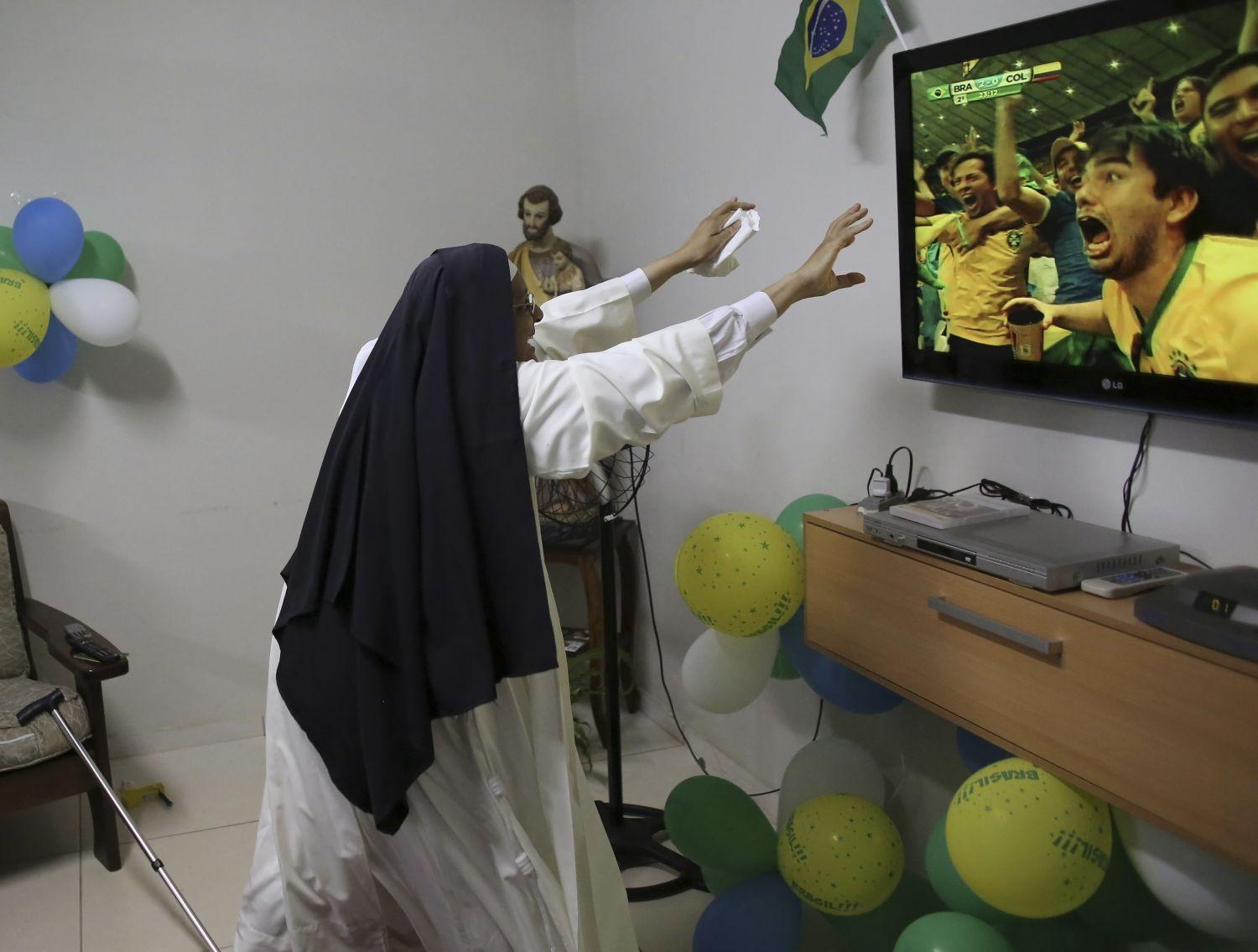 Az Imaculada Conceicao zárda egyik apácája együtt örül egész Brazíliával
