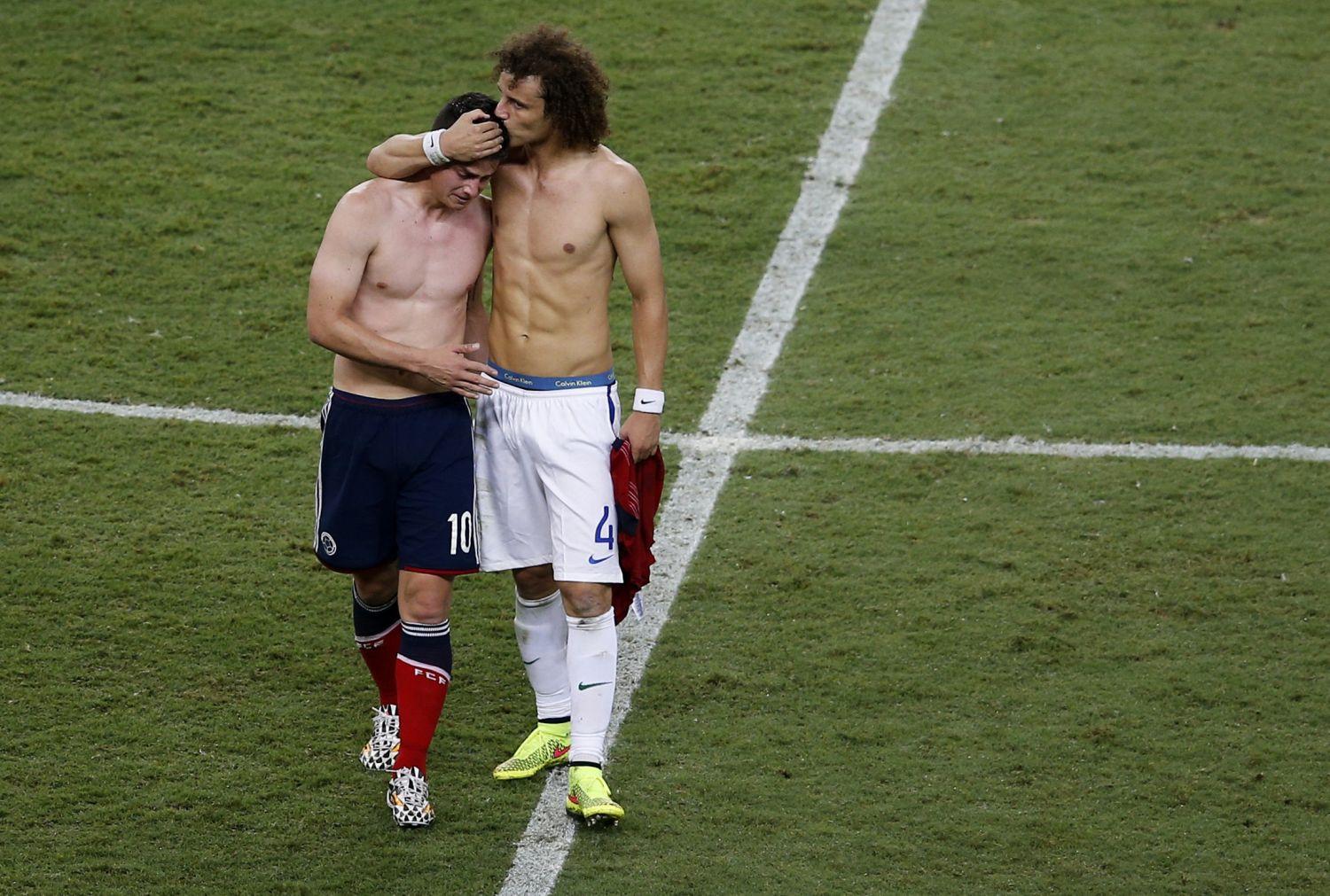 David Luiz vigasztalja az ellenfél sztárját, James Rodriguezt