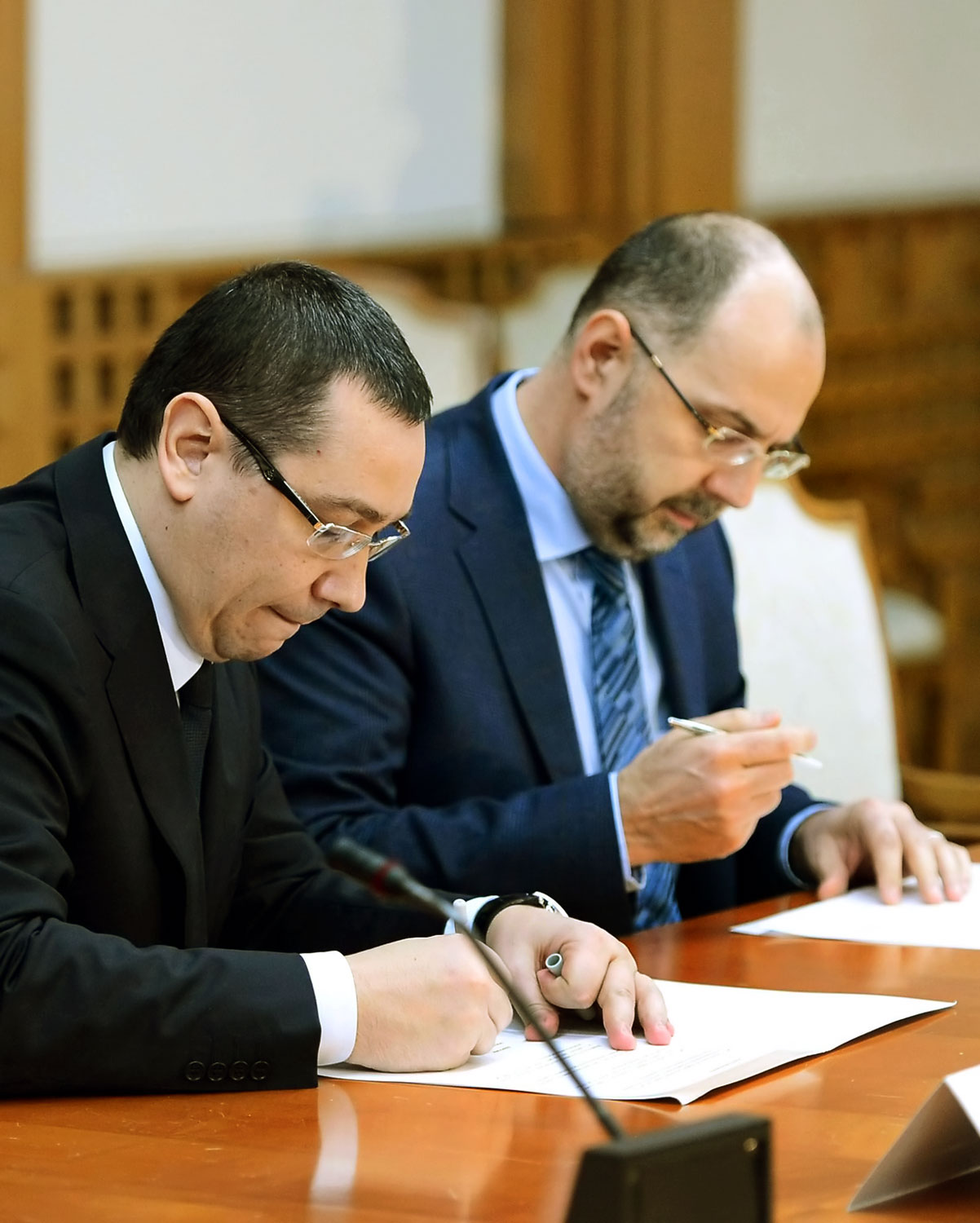 Márciusi béke. Victor Ponta (balra) és Kelemen Hunor a koalíciós szerződés aláírásakor négy hónappal ezelőtt