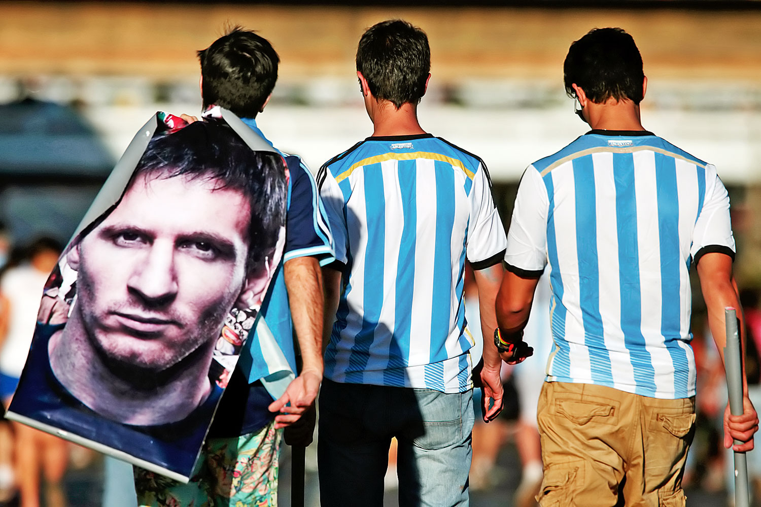 Hátra arc! Argentin drukkerek Messi-posztere