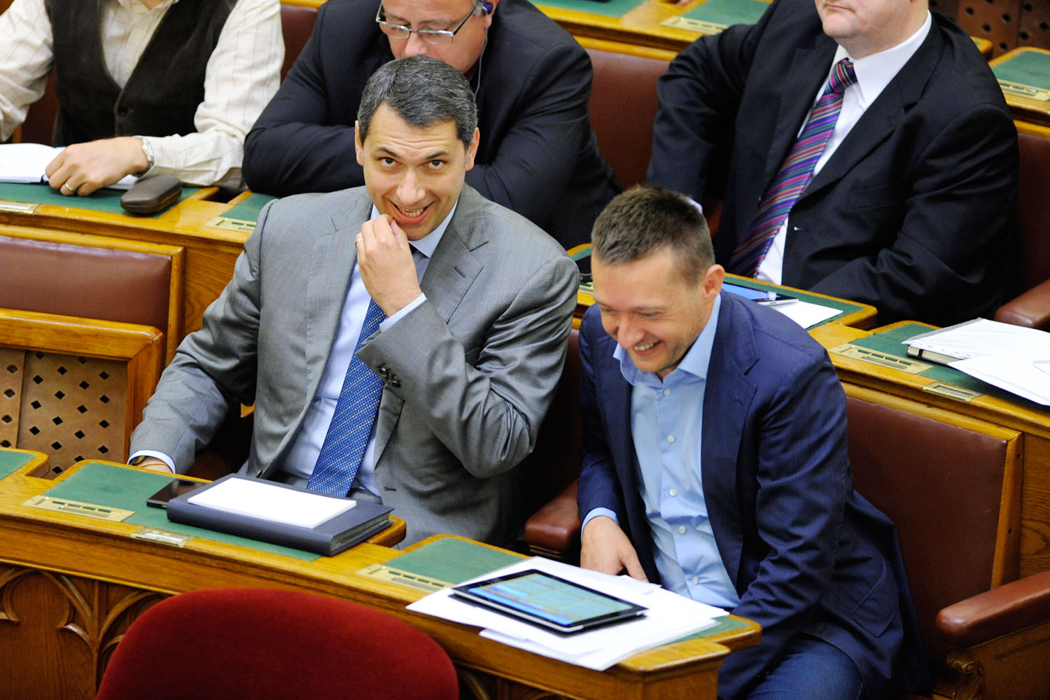 A kép csalóka: Lázár János és Rogán Antal valójában csatában áll egymással. Egyelőre a kancelláriaminiszter áll jobban, miután sikerült magához vonnia az uniós pénzek feletti rendelkezés jogát