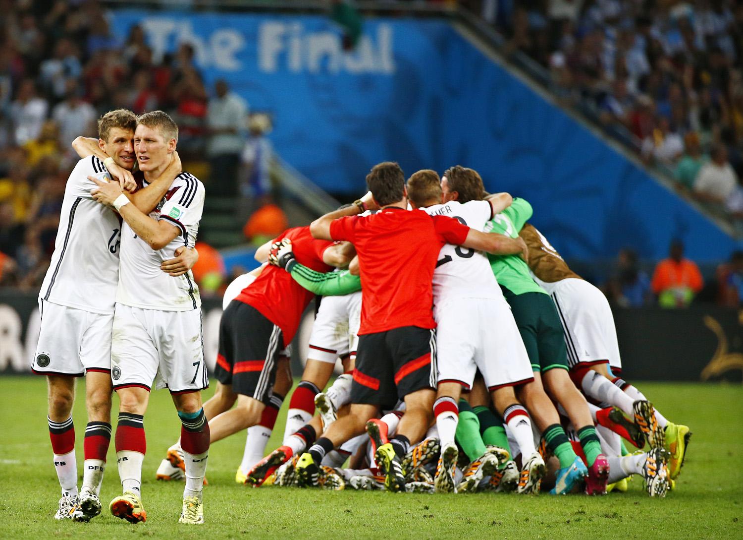 Müller és Schweinsteiger a világbajnoki győzelem pillanatában
