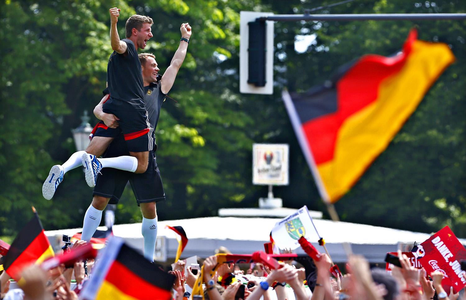 Neuer kapus emeli magasba Müllert a berlini győzelmi parádén