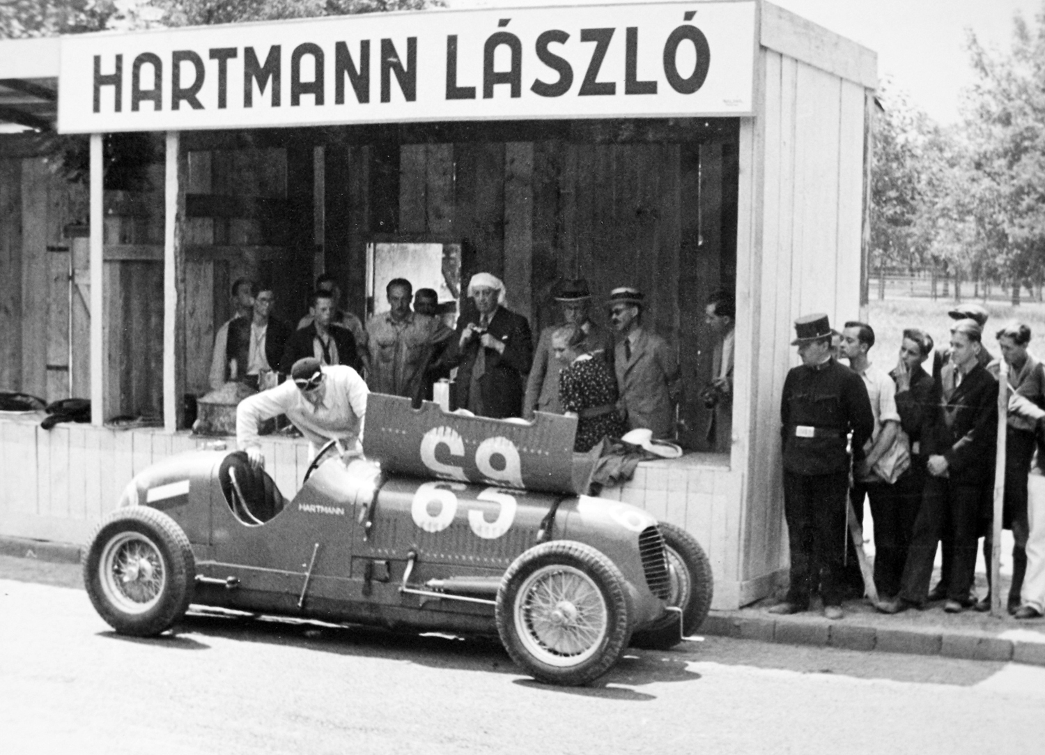 Hartmann László Maseratija a pesti depóban