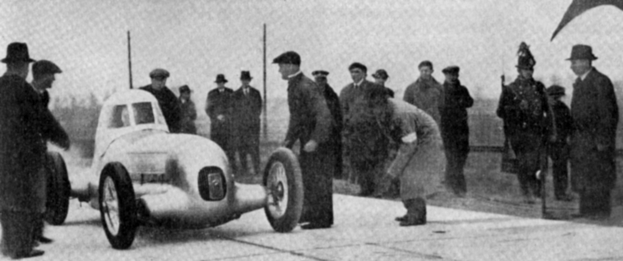 Rudolf Caracciola Mercedese 321 km/órás rekordot futott a gyóni betonon