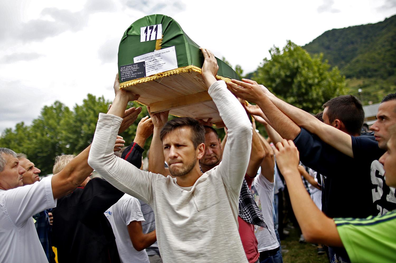 Srebrenicában 19 évvel a népirtás után is a temetés van napirenden