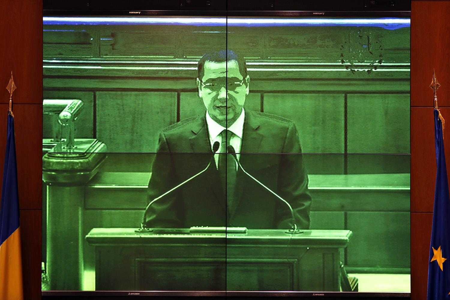 Victor Ponta a román parlament kivetítőjén - milyen játékot játszik?