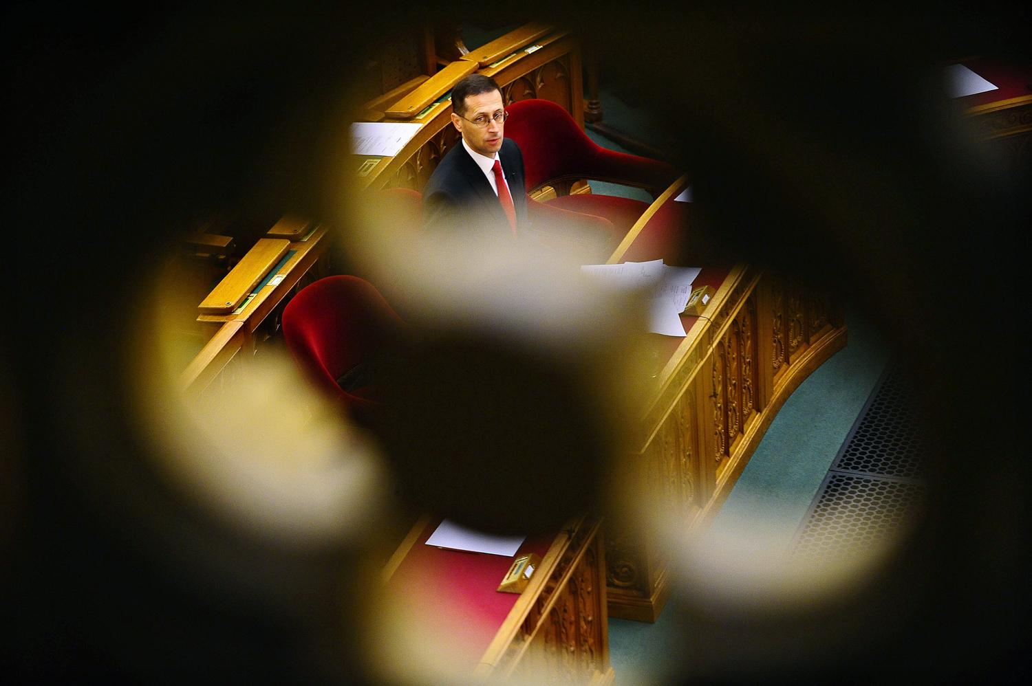 Varga Mihálynak parlamenti hozzájárulás nem kell a zárolásokhoz