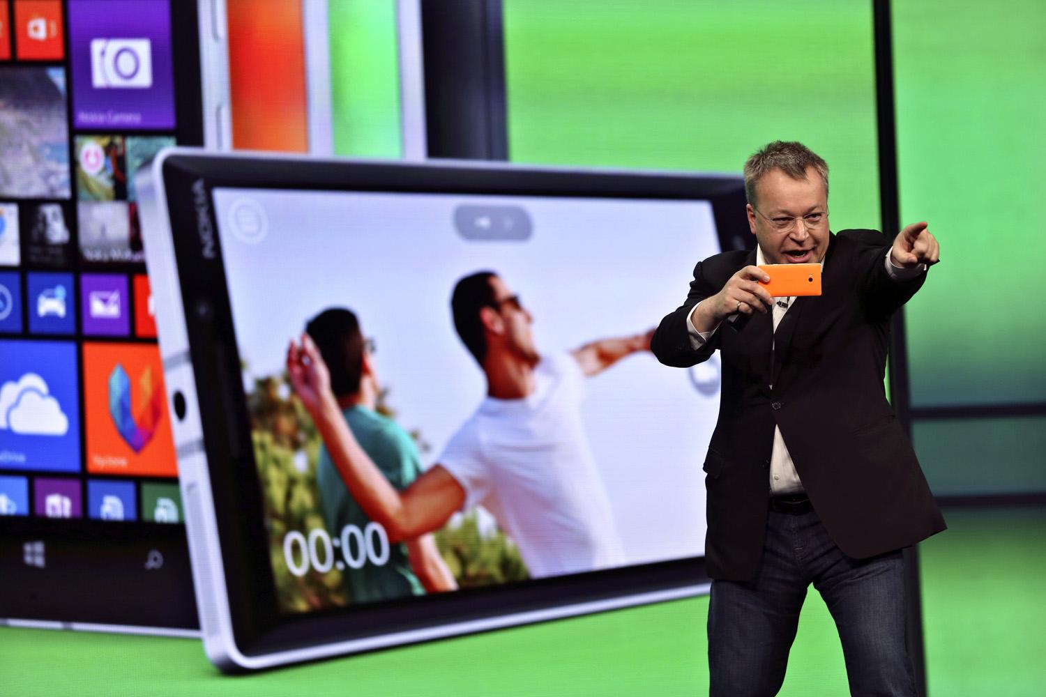 Stephen Elop, a Nokia másodvezére mutatja be a cég következő nagy dobását. Sajnos, nem sikerült a gyártást Komáromba hozni