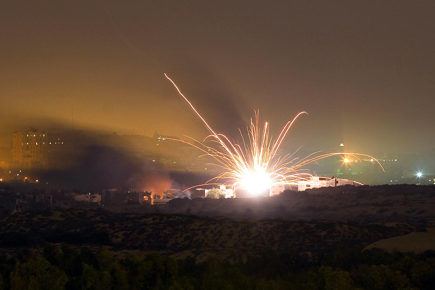Izraeli rakéta a Gázai övezet felett. Benjamin Netanjahu miniszterelnök utasítására csütörtök este tízkor indult el a szárazföldi offenzíva