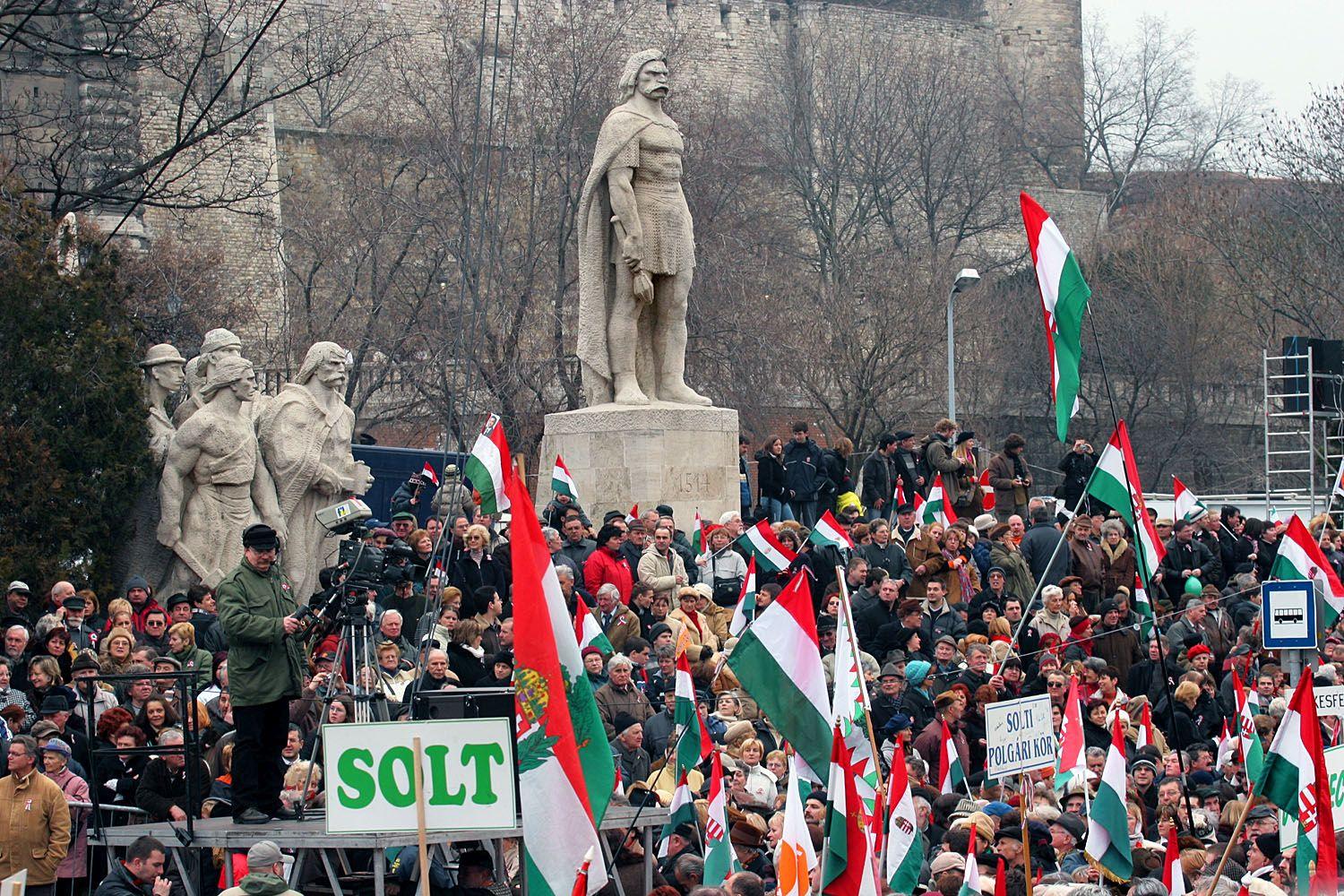 Dózsa egy Fidesz-nagygyűlés háttereként