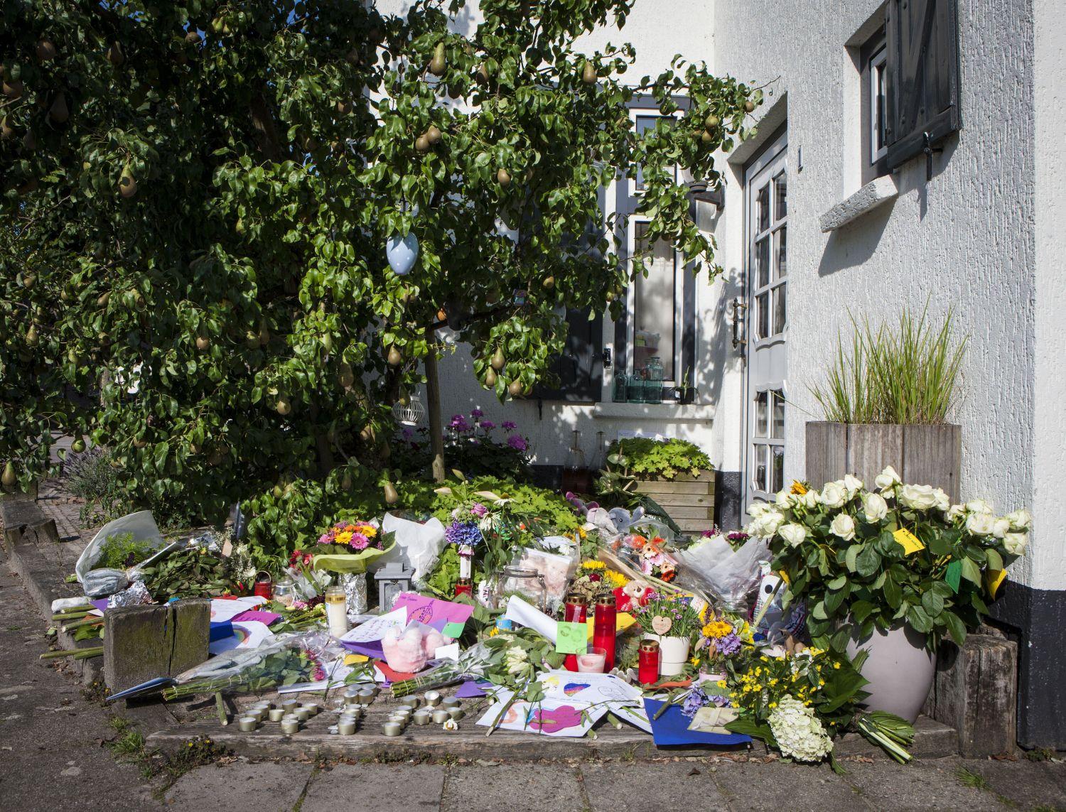 Virágok egy holland család háza előtt, amelynek minden tagja a maláj gépen vesztette életét